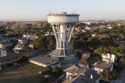 Lignano Pineta: CAFC illumina la torre piezometrica con photomapping. Accensione venerdì 11 luglio alle 21.30