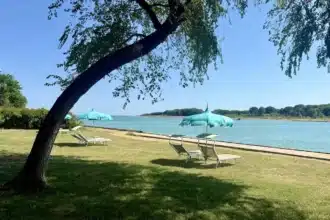 Panorama di Sun River a Lignano Riviera, area relax tra alberi e foce del Tagliamento