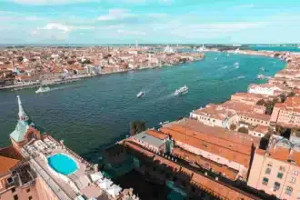 Adagiato sulle rive tranquille della Giudecca, nel cuore della Venezia
